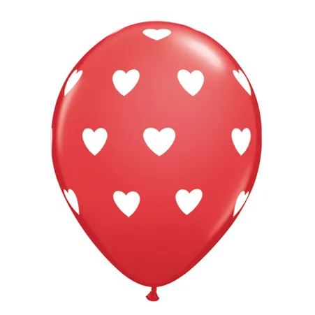 Roter Latexballon mit weißem Herzmotiv