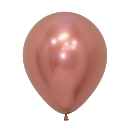 Roségoldfarbener Latexballon in Tropfenform mit spiegelnder Oberfläche